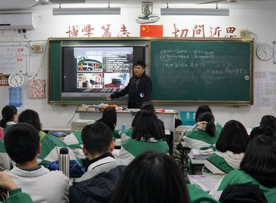 图(3)实践队队长讲解校方宣传PPT