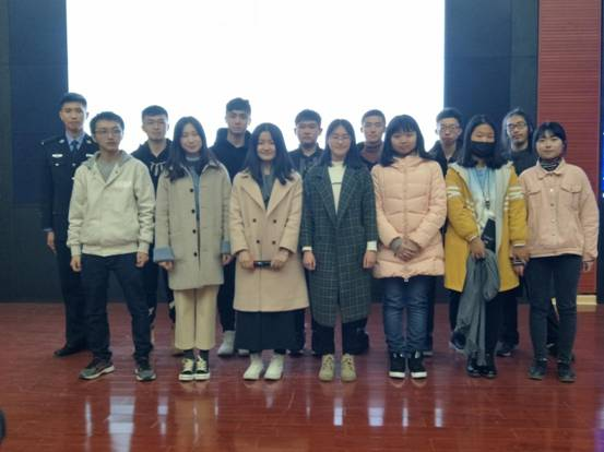 图(5)实践队队员大合影