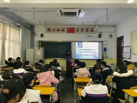 认真倾听宣讲的学弟学妹 (2).jpg