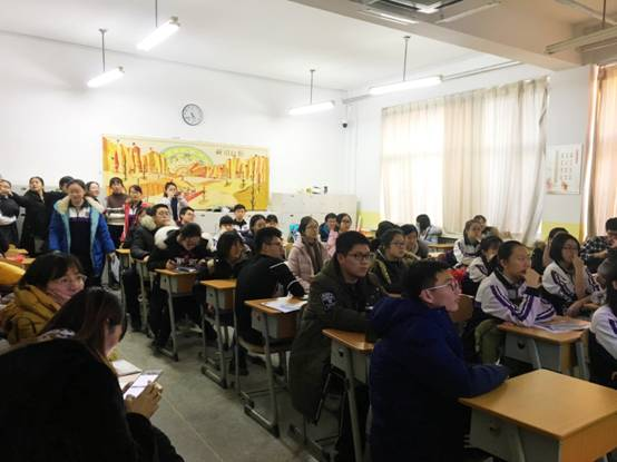 认真倾听宣讲的学弟学妹 (3).jpg