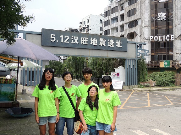 队员们进入地震遗址区,心情沉重