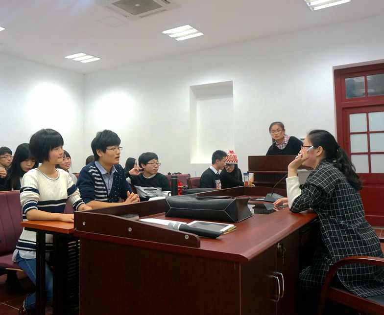 大家认真地听团支书讲解游戏规则