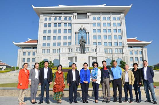 4、校区主楼前合影