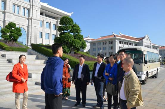 1、院领导陪同各地院友会领导参观翔安校区