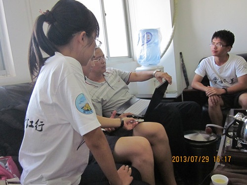 实践小组成员与晋江市统计局一领导交谈