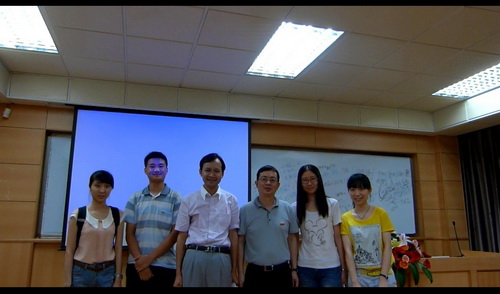 实践队与指导老师戴亦一和李峰老师合影