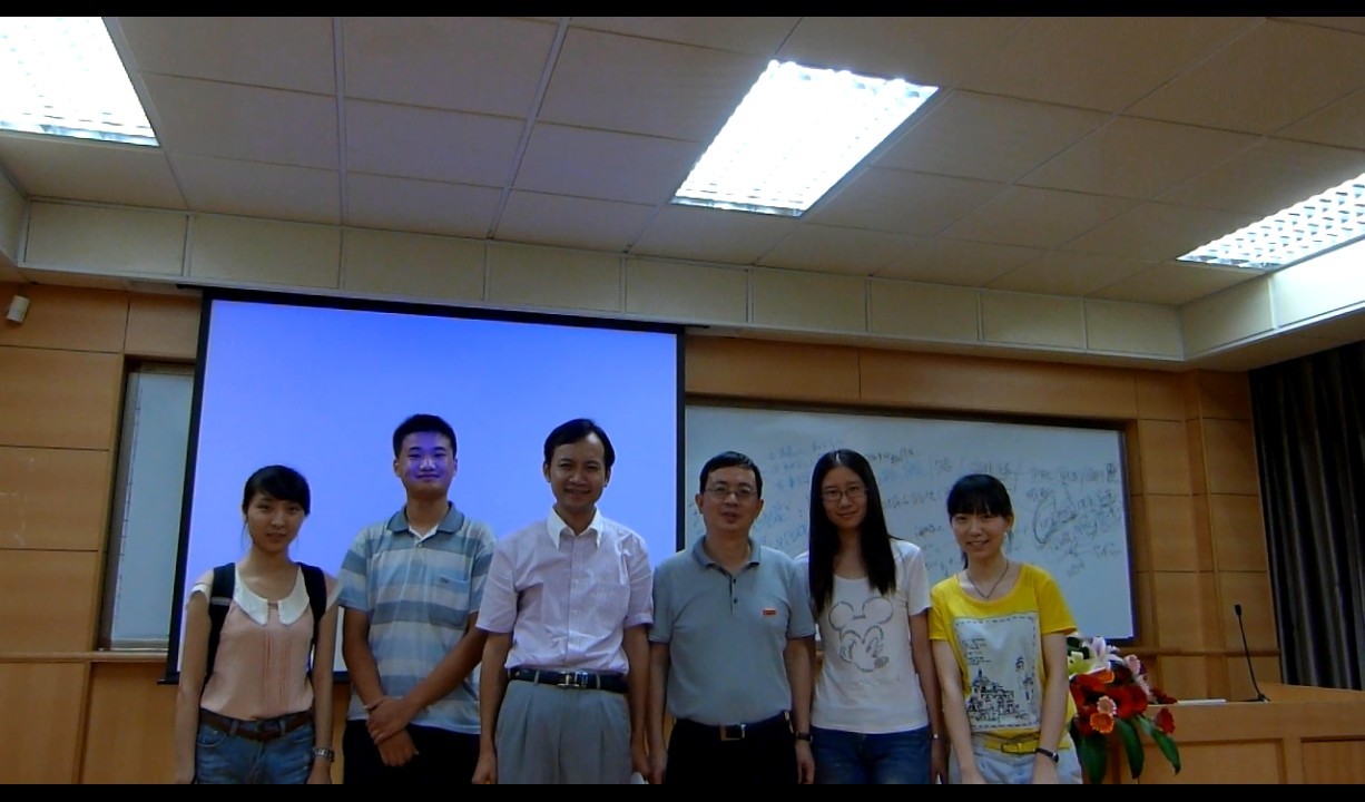 实践队与指导老师戴亦一和李峰老师合影