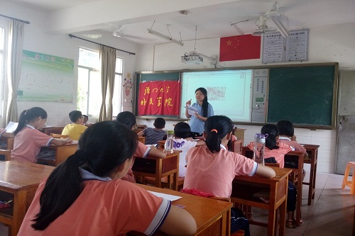 王润同学为孩子们讲解诗歌《我爱这土地》